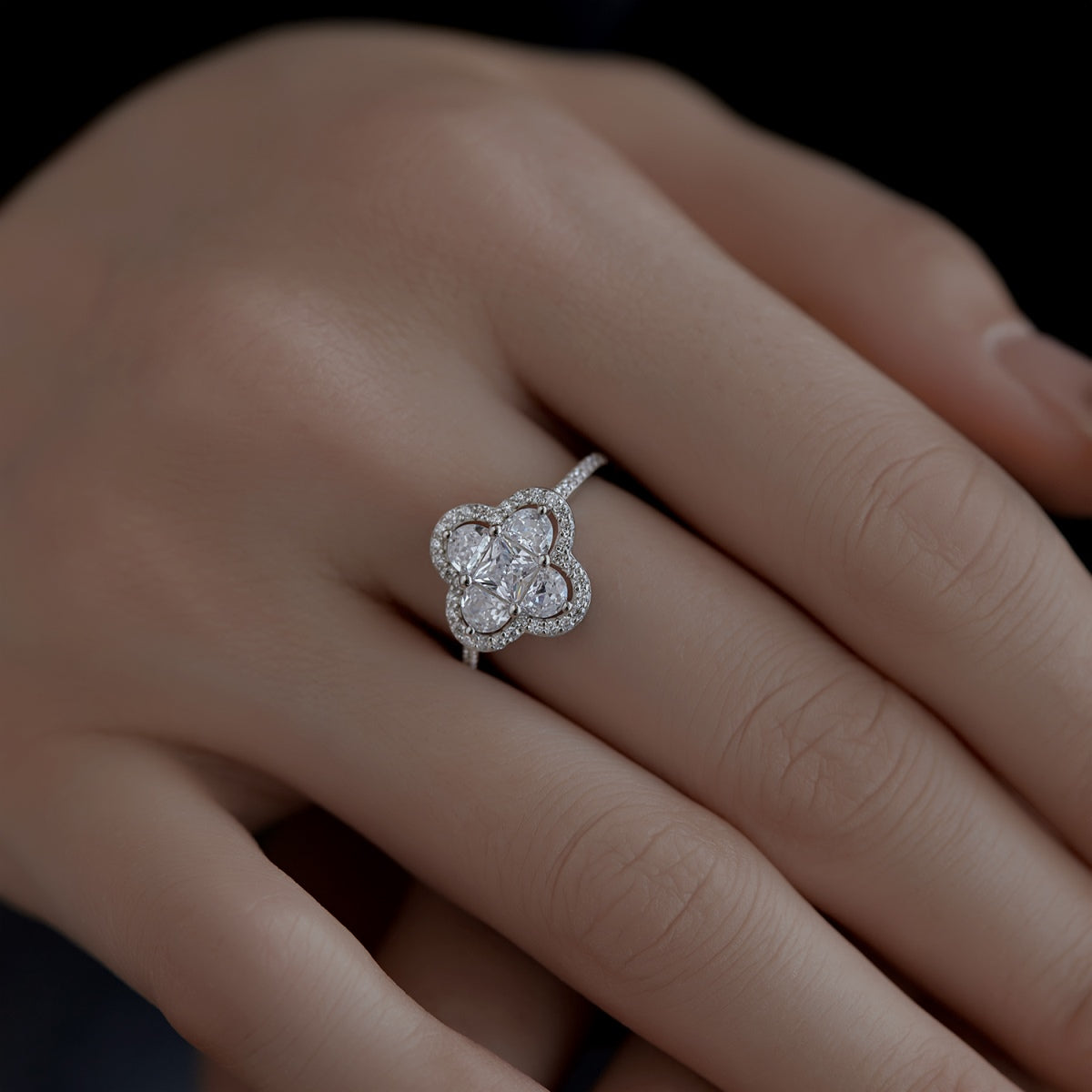 [Vivid Aurora]Luxurious Eternity Flower Shape Banquet Ring